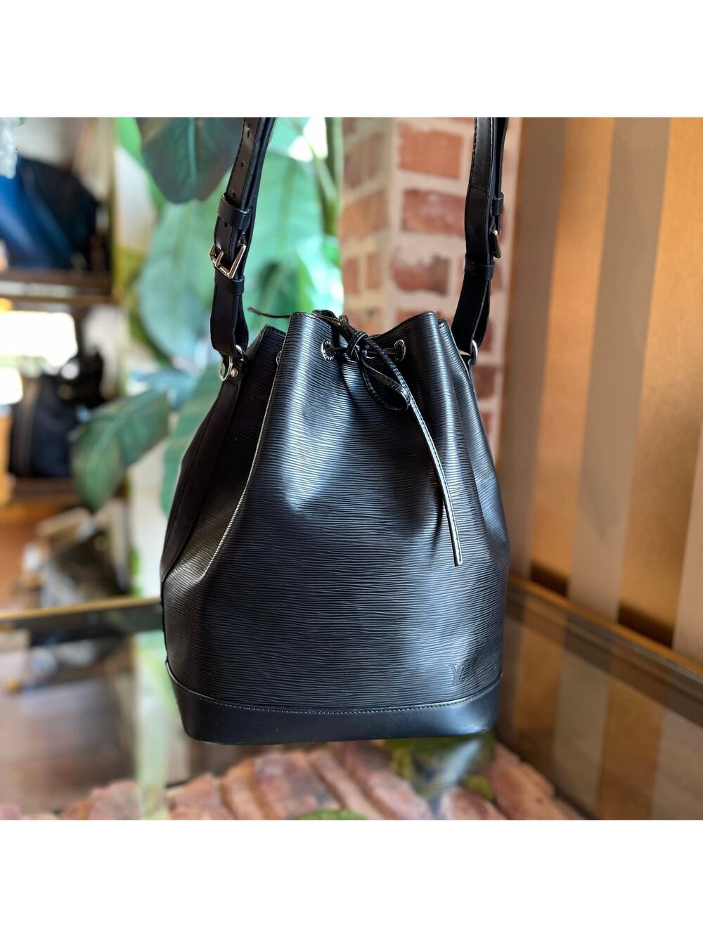LOUIS VUITTON Noé Black Epi Leather Bucket Bag